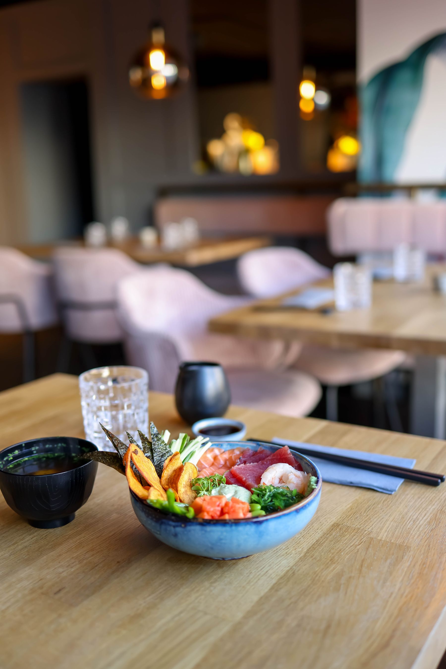 Mesa servida en primer plano con el comedor de Mr. Chen al fondo