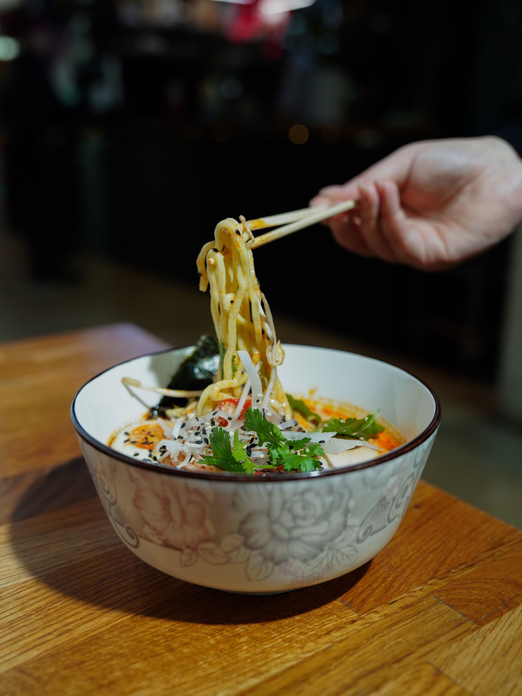 Noodles recogidos con palillos sobre un cuenco