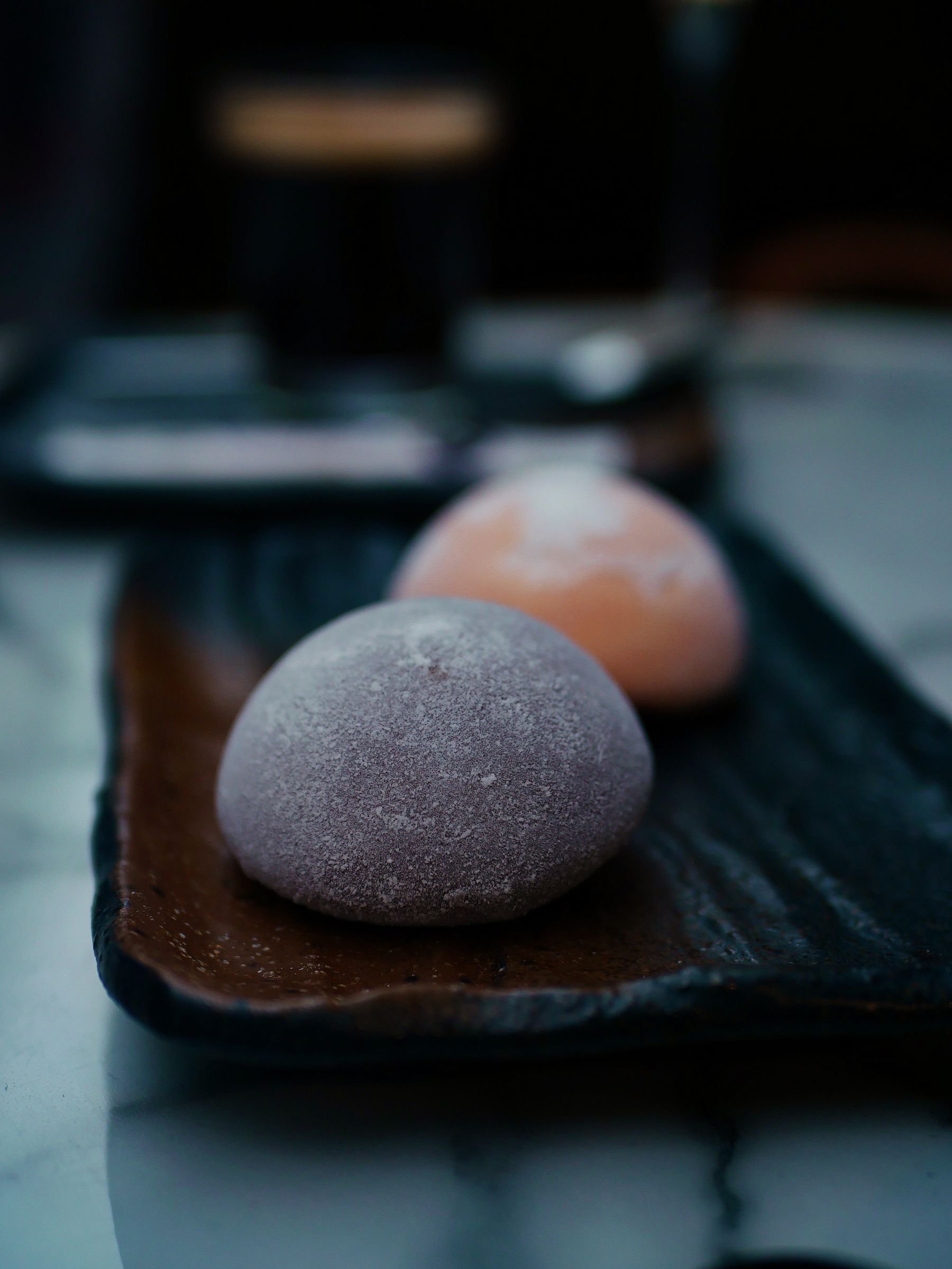 Mochi sobre superficie oscura