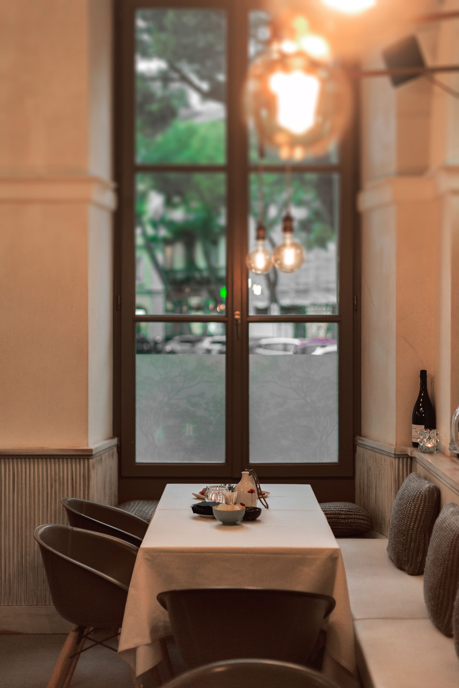 Ventanal del comedor con vegetación al otro lado