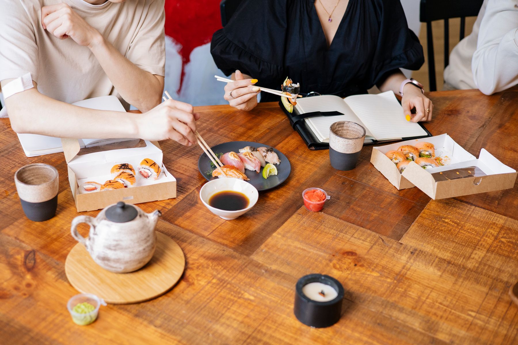 Sobremesa alrededor de una mesa de madera