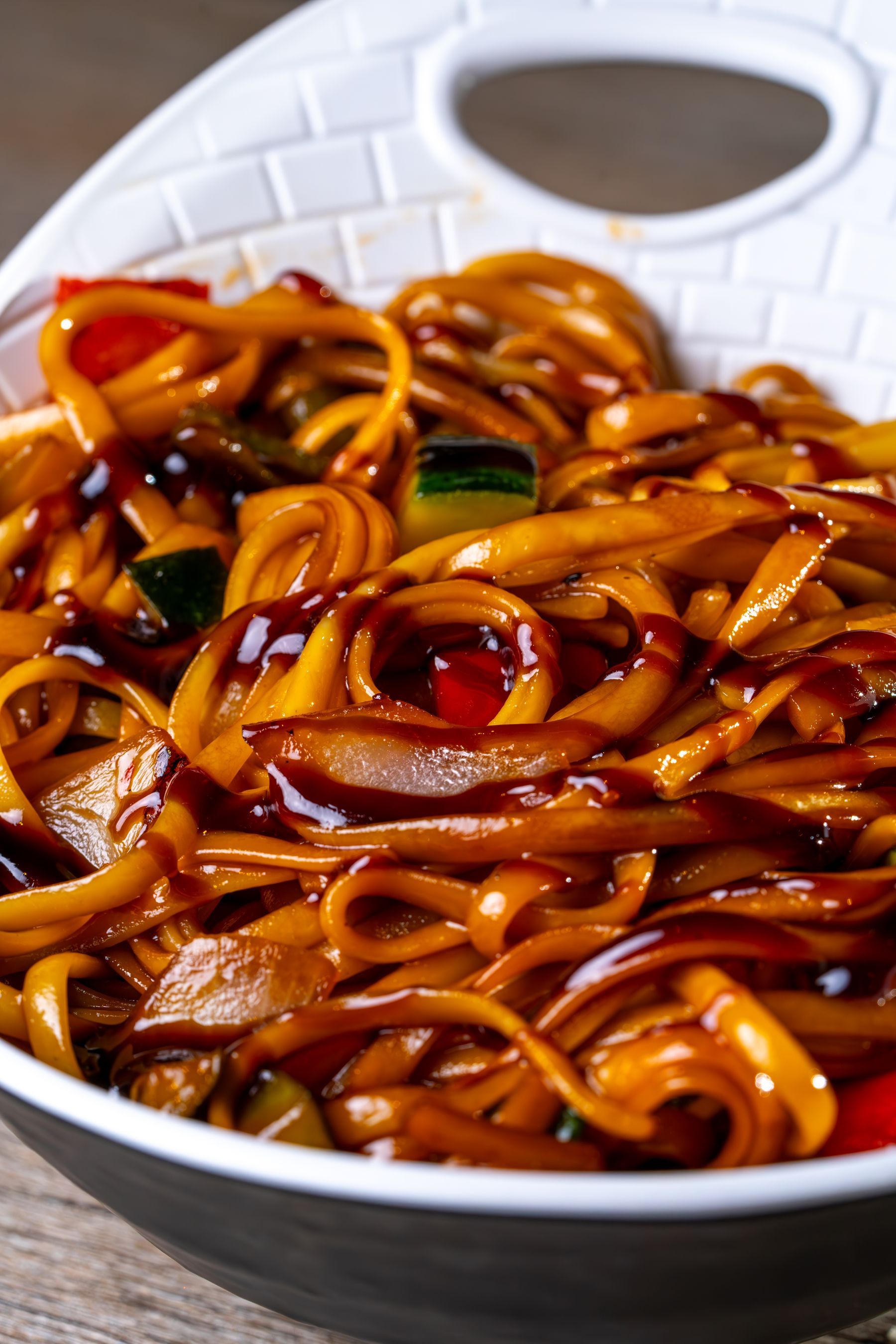 Udon salteado en primer plano