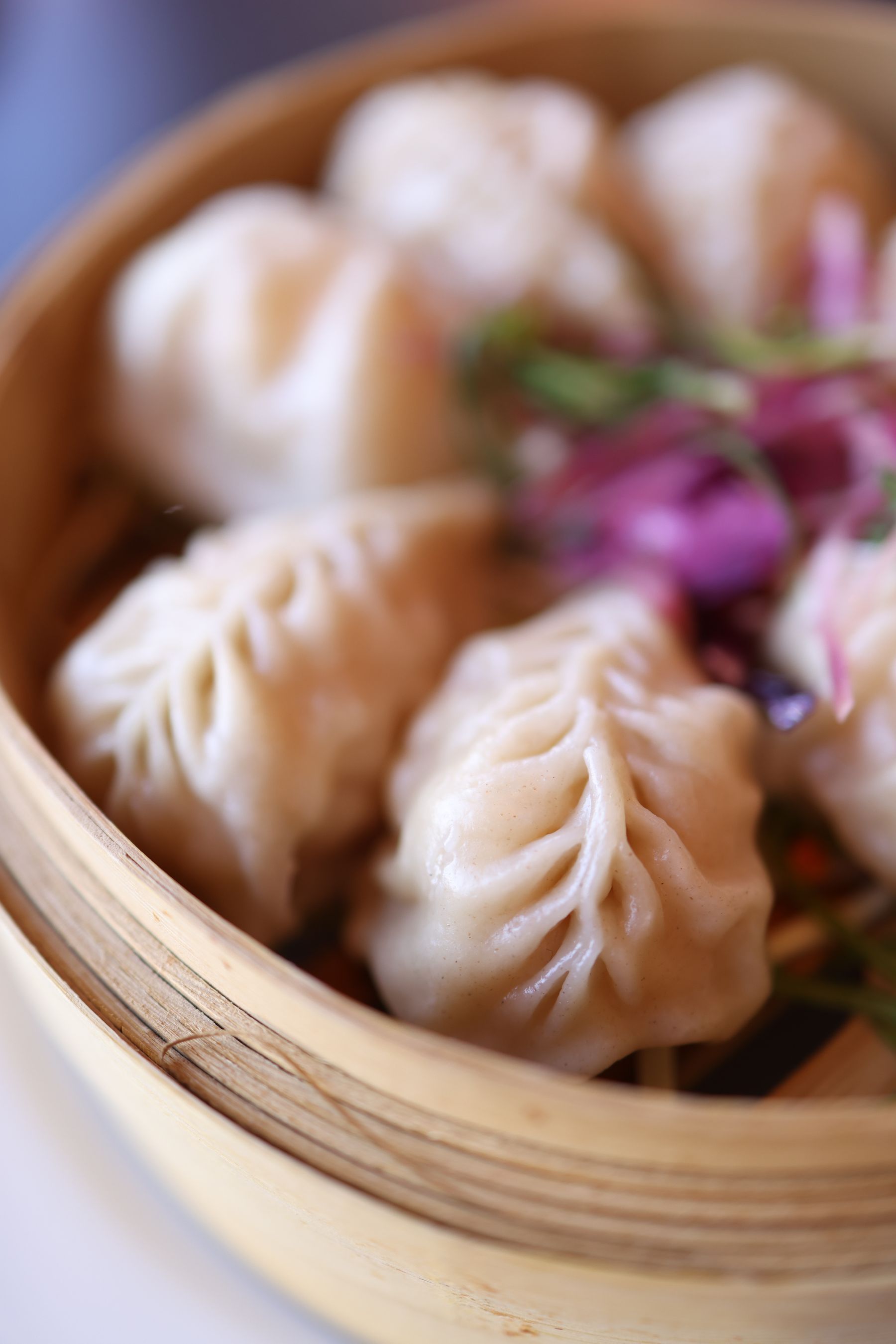Dim sum de langostino al vapor en cesta de bambú