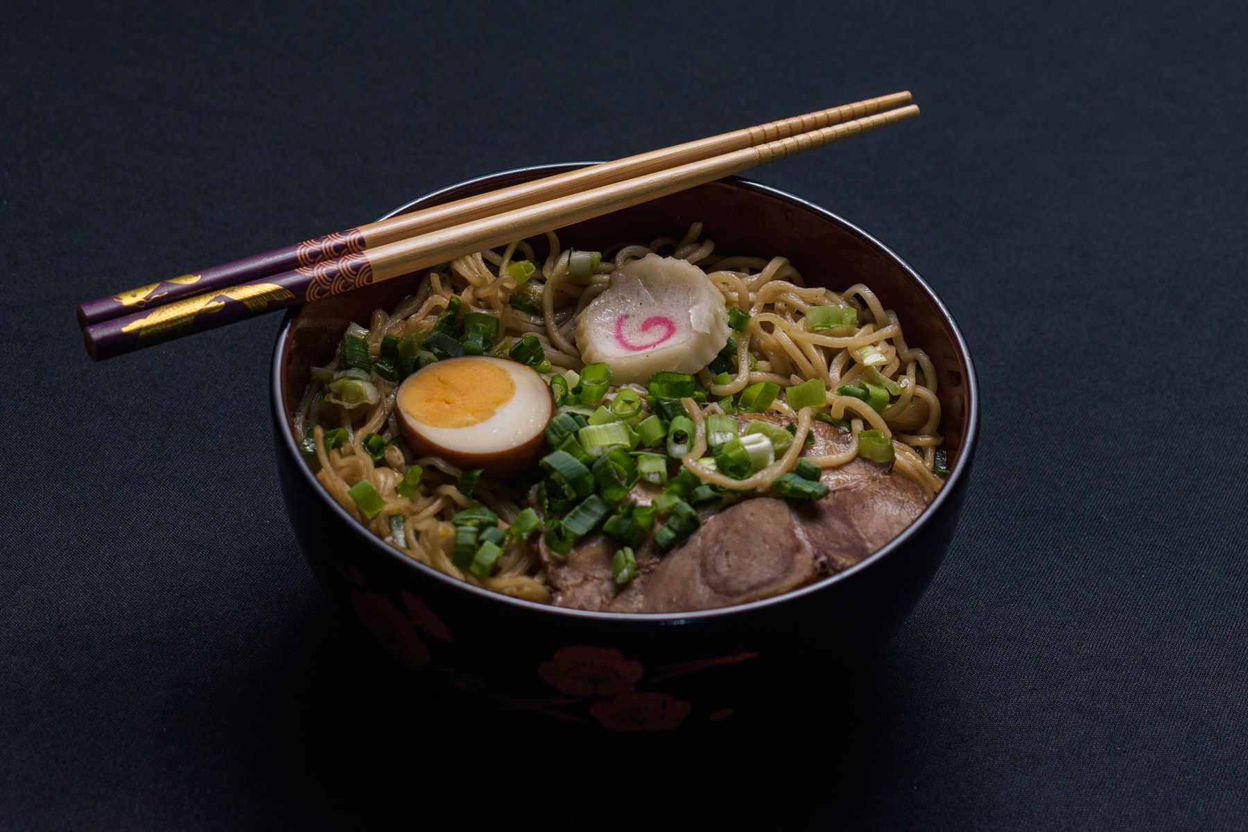 Cuenco de ramen de cerdo con huevo curado y alga nori