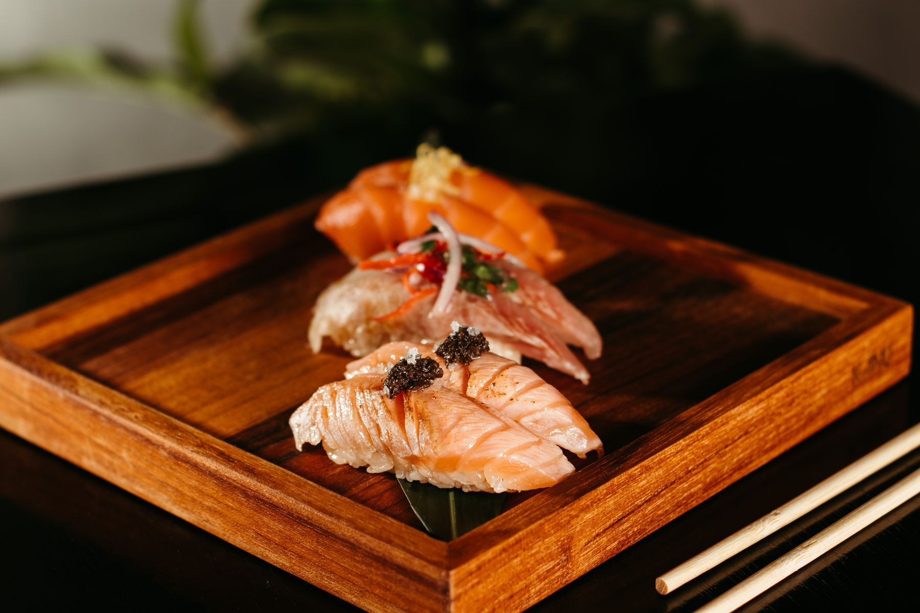 Cortes de sashimi de salmón sobre una tabla de madera